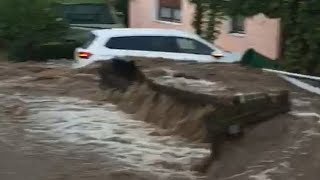 Wassermassen schießen durch Otting 16082017 [upl. by Arny]