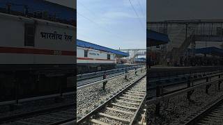 Surat TAPTI GANGA EXPRESS train journey azamgarh railway station arrival viralvideos [upl. by Vijnas33]