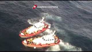 Barcone Immigrati Clandestini a Crotone Calabria  Aiuti della Guardia Costiera [upl. by Nylrak556]