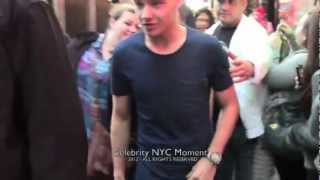 Louis Tomlinson and Liam Payne of One Direction get mobbed at TGI Fridays restaurant in NYC [upl. by Clower]