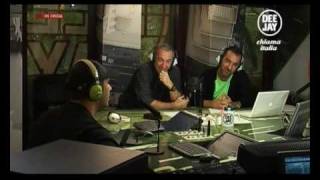 Checco Zalone canta gli Uomini sessuali a Deejay chiama Italia Radio Deejay [upl. by Acsicnarf485]