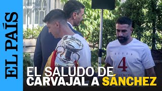 EUROCOPA 2024  El frío saludo entre Dani Carvajal y Pedro Sánchez en la Moncloa  EL PAÍS [upl. by Namso]