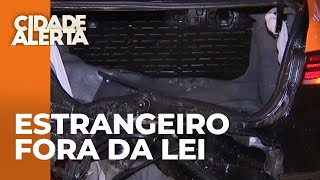 Estrangeiro barbariza no trânsito ataca policial e soca viatura ao ser preso [upl. by Docilu]