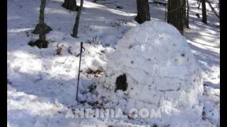 Construyendo un iglú sin herramientas  Building an Igloo to Survive Without Using Tools [upl. by Hagerman677]