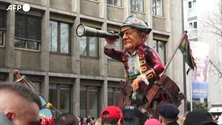 Scholz diventa pirata e Putin guida unautomobile rosa lo spettacolo del carnevale di Magonza [upl. by Atsillak]