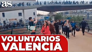 MILES de VOLUNTARIOS caminan desde VALENCIA para ayudar a las VÍCTIMAS de la DANA [upl. by Calandra]