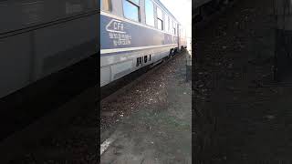 Salutare dragilor Tren IR 1752 SuceavaBucuresti intra cu viteza in statia Adjud [upl. by Notfa]