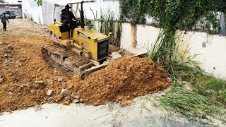 EP14Technique Skills Komatsu D31P Dozer Pushing Dirt Along The Fence Landfill amp Clearing Mud [upl. by Joana441]