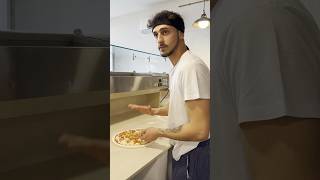 Quando hai così tanta voglia di pizza che ogni ingrediente extra ti testa i nervi 🎥shorts [upl. by Oicnevuj]