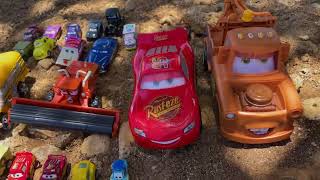 Clean up muddy minicars amp Disney Pixar car convoys Play in the garden [upl. by Nwahsyar885]