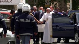 Roma papa Francesco torna in Vaticano sorrisi e strette di mano dopo lintervento al Gemelli [upl. by Andrew]