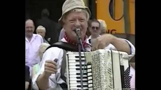 The Wurzels performing Champion Dung Spreader in Bristol july 30st 2001 [upl. by Bird581]