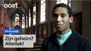 James 26 is de jongste priester van NL en trekt alleen maar volle kerken  Oost [upl. by Derian]