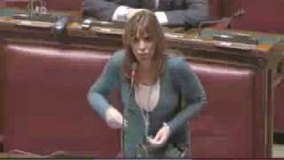 Alessandra Mussolini contro la parrucca di Francesco Barbato [upl. by Sidras42]