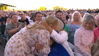 Pernilla Wahlgren Dansen på Sunnanö till Hans Wahlgren Allsång På Skansen 2024 [upl. by Georg]