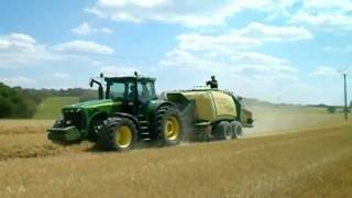 Pressage de paille 2011 avec 2 John Deere [upl. by Spielman320]