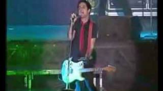 Green Day  Hitchin A Ride Live  Voodoo Festival New Orleans 2004 [upl. by Aynwat]