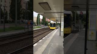 Die Straßenbahn startete an der Haltestelle Berlin [upl. by Netneuq]