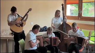 Familienmusik Lasenberg  I dr Alperose zInnertkirche [upl. by Sacttler]