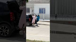 El ayudante genial funny prank funnyvideo comedyvideo comedy [upl. by Adnalor502]