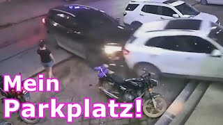 Auto Fahrer rammt anderes Auto vom Parkplatz  Helmut Flash [upl. by Brazee571]