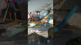 Skill telong lewati ombak besar fisherman shortvideos viralvideo [upl. by Trembly]