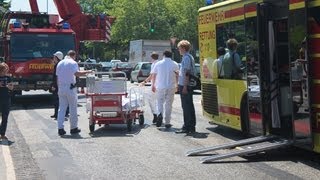 FEUERWEHR HAMBURG SCHWERLAST RTW amp KRAN IM EINSATZ  LIEBHERR MOBILKRAN [upl. by Basilio]