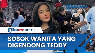 SOSOK Perempuan yang Digendong Mayor Teddy di GBK Minta Maaf seusai Dituding Purapura Pingsan [upl. by Nairahcaz]