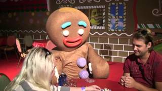 Gingy from Shrek Helps Us Decorate a Gingerbread Ornament  Gaylord Palms Resort MeetAndGreet [upl. by Remmos]