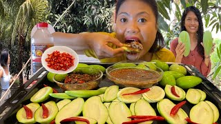 Na nungkit ng mangga  mukbang Sour green mango with spicy bagoong alamang Plara saucecrunchy [upl. by Nerval457]