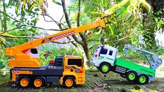 A crane comes to the rescue of the construction vehicles รถเครนช่วยเหลือรถก่อสร้าง [upl. by Tenn]