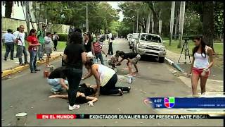 Las Noticias Univision a las 6 Violencia policiaca en la UPR 9feb2011 [upl. by Netneuq]