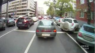 Bicycle in traffic jam Велосипедист в пробке [upl. by Mendive23]