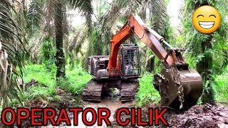 Operator cilik operasikan HITACHI excavator ZX 110 MF semi long Arm gali tanah cuci parit perkebunan [upl. by Hercule481]