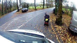 Man met scootmobiel zwalpt over de openbare weg  De Buurtpolitie  VTM [upl. by Jeth434]