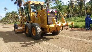 Motoniveladora caterpillar 120k acabamento cortando piquete na base bgs no grederpatrolmotorgrader [upl. by Ayotyal]