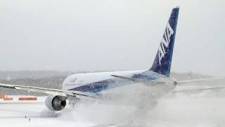 再生80万 超絶‼ 吹雪の新千歳空港 ANA B767 離陸 【Snow Operation At New Chitose】 [upl. by Eilac]