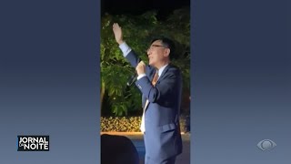 Embaixador da Coreia do Sul canta quotEvidênciasquot e viraliza [upl. by Lashoh375]