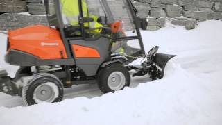 Husqvarna Rider P520 Winterdienst mit Kabine und Schneepflug [upl. by Eibbob]