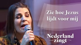 Nederland Zingt Zie hoe Jezus lijdt voor mij [upl. by Ahel]