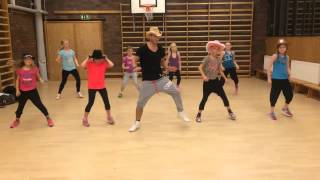 Zumba kids på Danscenter Piradinha  Gabriel Valim amp Henry Mendez [upl. by Higinbotham]