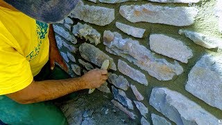 NATURSTEINMAUER BAUEN IM SCHLOSS PROFIMAURER BEI DER ARBEITGRAUWACKE SANDSTEIN EINBAU VERMÖRTELT [upl. by Sugna872]