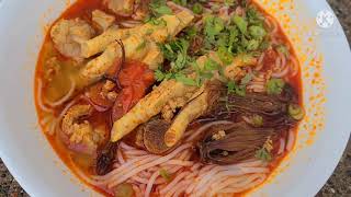 khanom jeen nam gneawNorthern Thailand style red curry Ua qhaub Poob paj noj os [upl. by Chavey932]