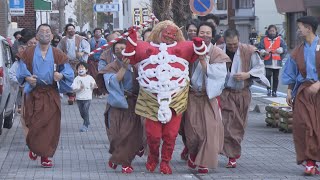 【奇祭 鬼vs天狗】鬼が街を走る！顔が粉まみれ！愛知県豊橋市「鬼祭」A demonOni runs through the city powdery fece festival of Oni [upl. by Sheeran]