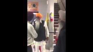 Khalistan Baba Takes Kirpan Out Inside Gurdwara Fight [upl. by Andromeda]