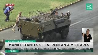 Manifestantes se enfrentan a militares en Plaza Italia [upl. by Oirottiv485]