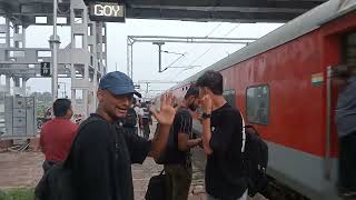 22468 Gandhidham Varanasi Express Arriving at Govindpuri and Latest Train Announcement in Govindpuri [upl. by Giraud]