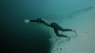 Freediving Deans Blue Hole Погружение на дно Голубой дыры Дина 202 м  Фридайвинг Гийом Нери [upl. by Earlie181]