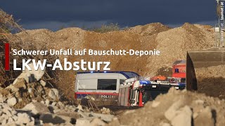 LKWAbsturz Schwerer Unfall mit vollbeladenem Lastwagen auf BaurestmassenDeponie in WelsPuchberg [upl. by Cheke158]