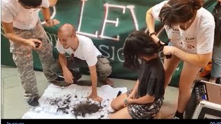 Venezia quotNo alla levaquot ragazze e ragazzi si radono i capelli [upl. by Latsirhc807]